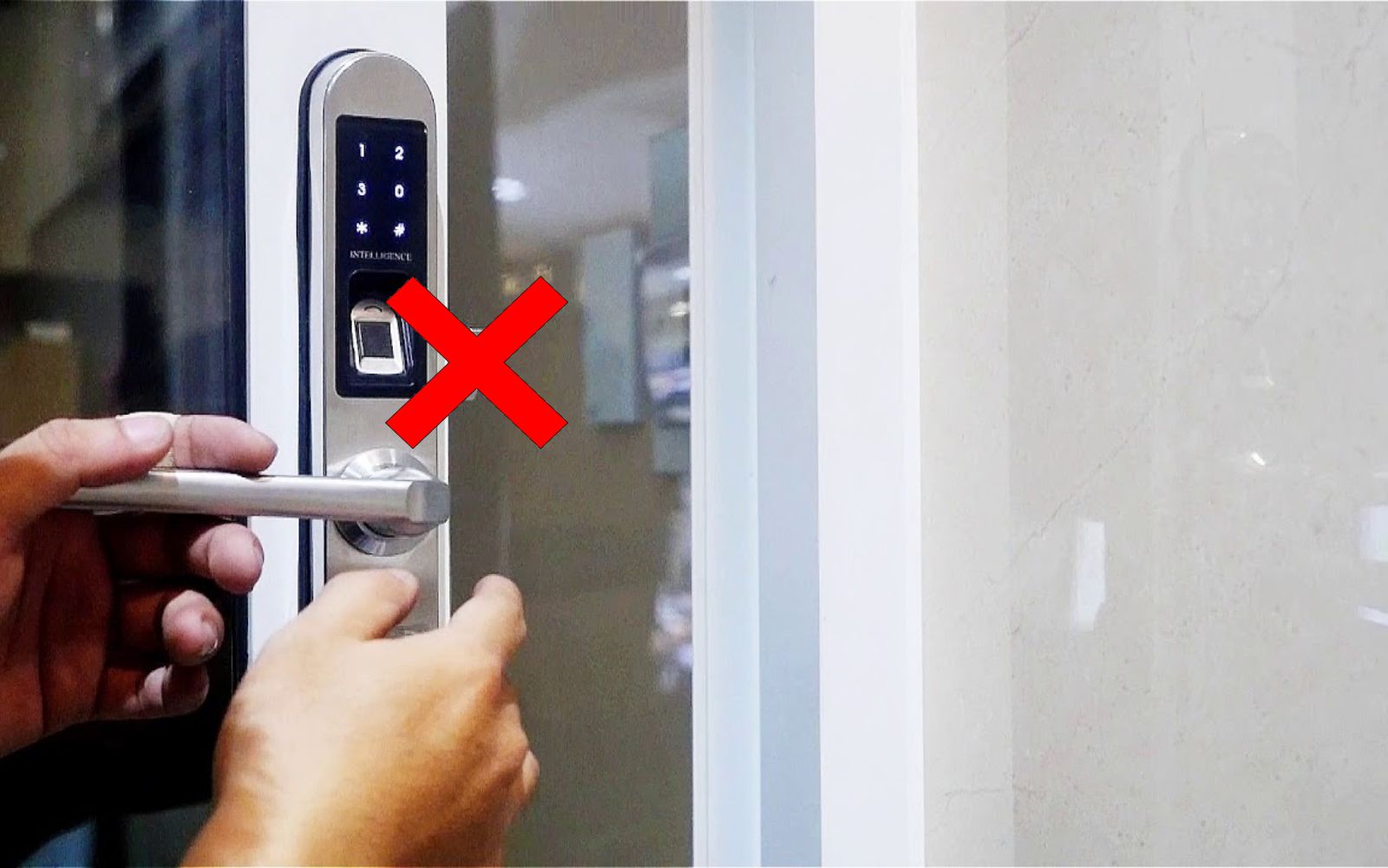Khóa điện tử nhận đúng mã nhưng không mở cửa Khóa cửa kính bị lỗi không mở cửa
