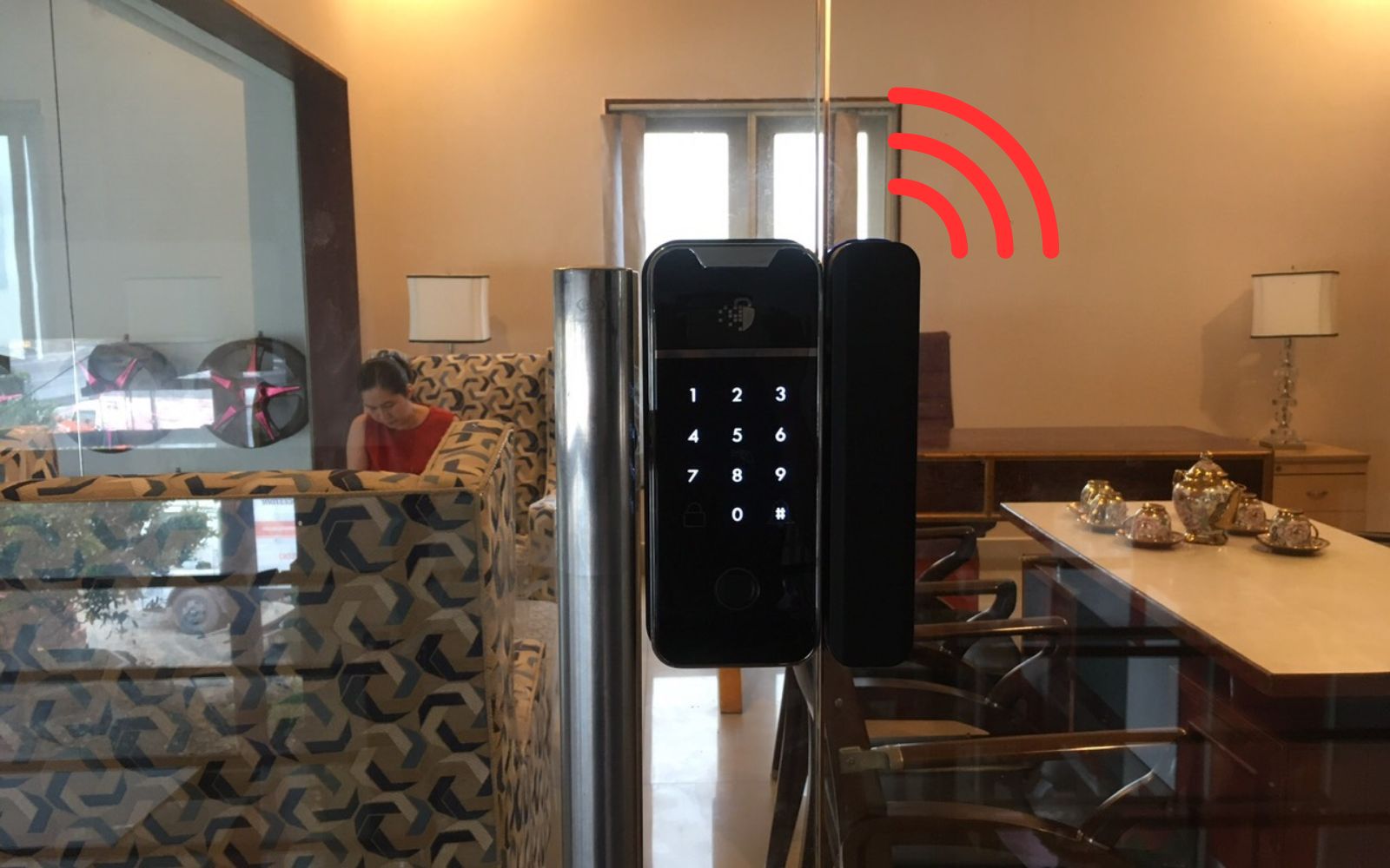 Khóa điện tử kêu liên tục do lỗi hệ thống hoặc pin yếu Lỗi khóa điện tử cửa kính cường lực kêu liên tục