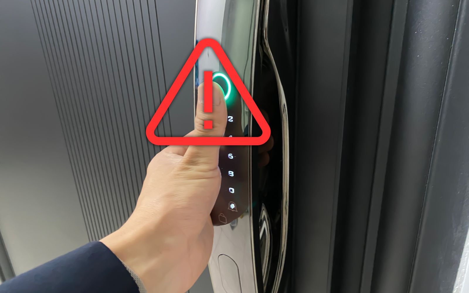 Khóa cửa điện tử cần mở khóa bằng chìa cơ khi không nhận vân tay Lỗi nhận diện vân tay cho ngón tay bị ướt, bị thương cần đến chìa khóa cơ