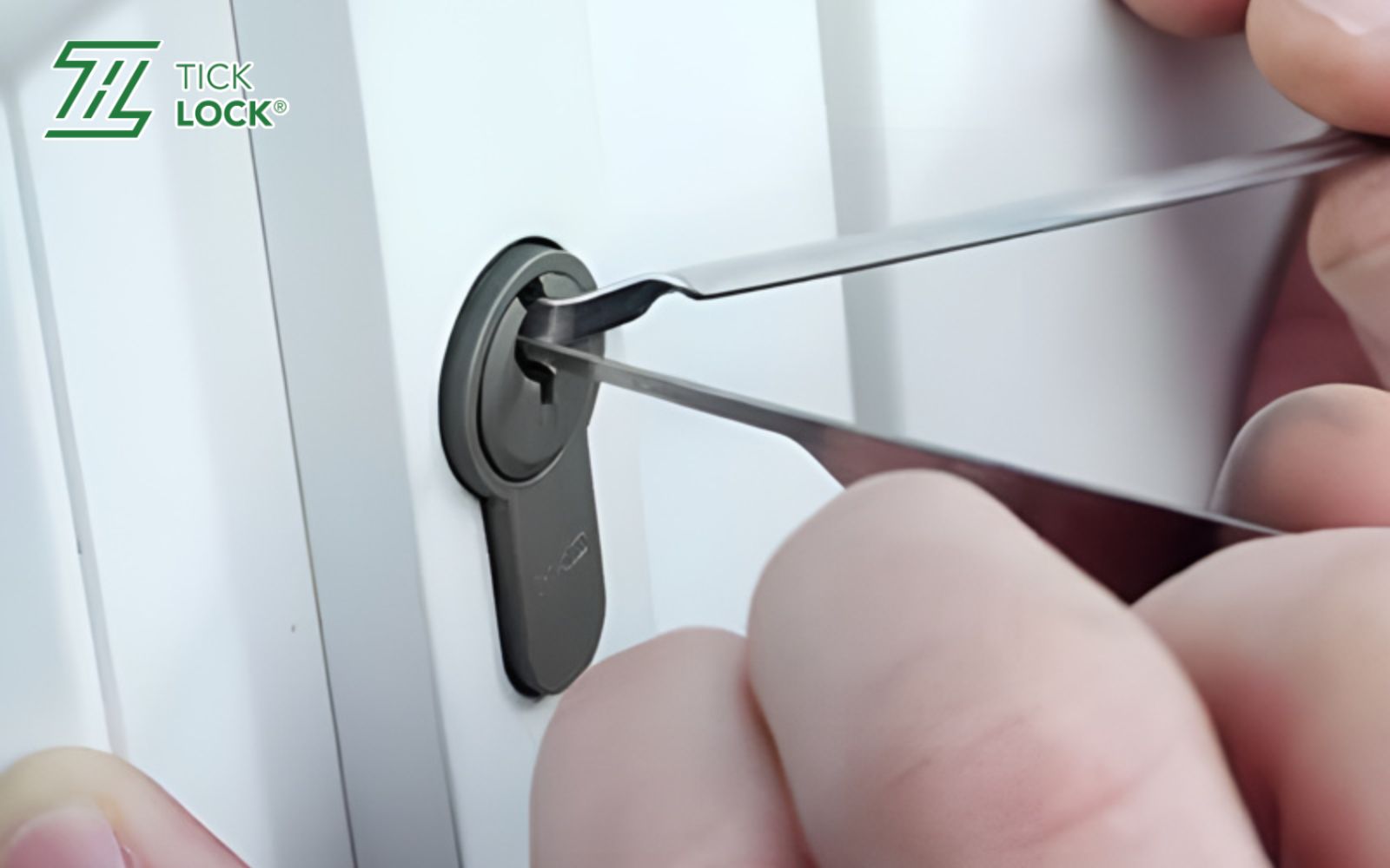 Các lưu ý quan trọng khi mở khóa cửa nhôm bị kẹt