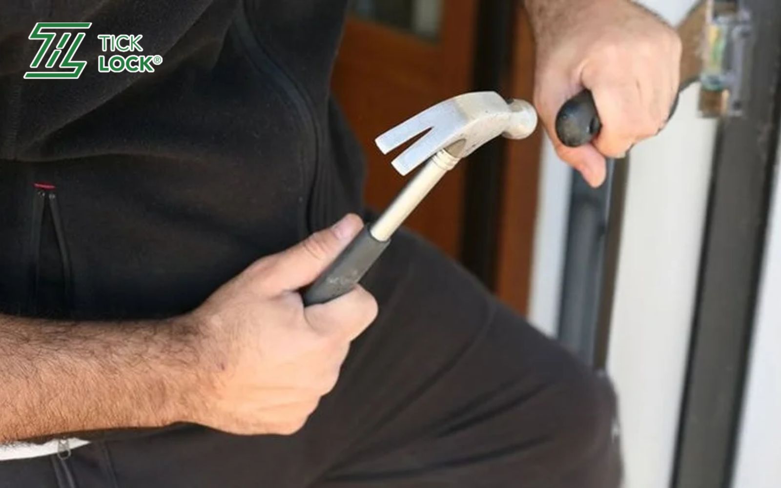 Cách sửa chữa khóa cửa nhôm bị kẹt bằng búa