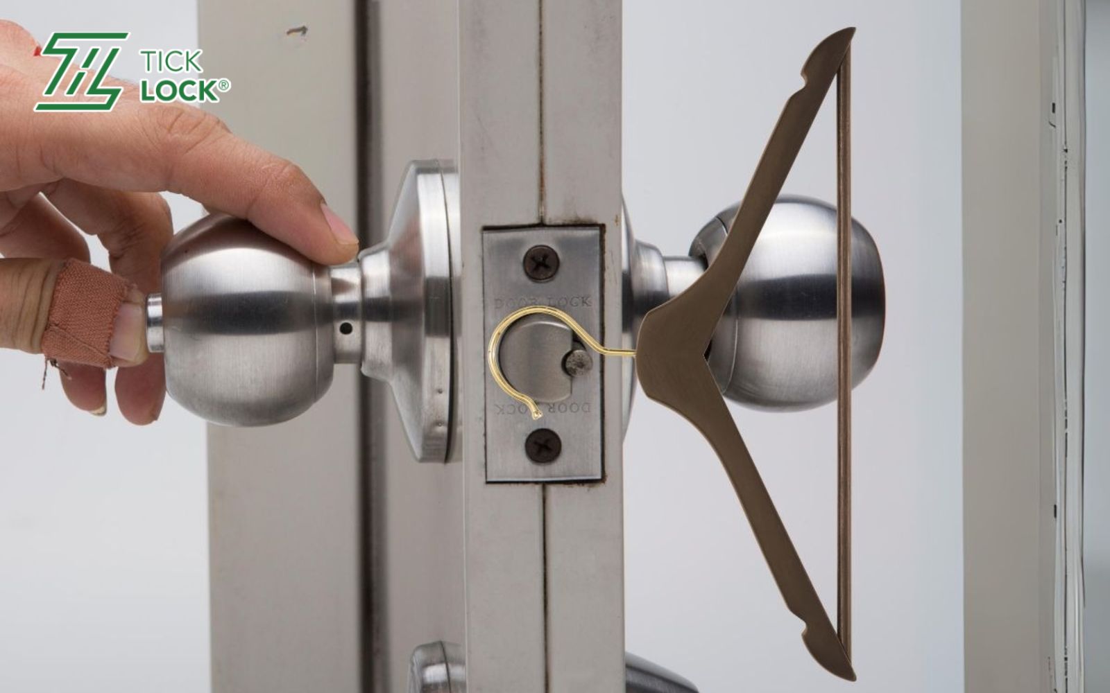Cách mở khóa cửa nhôm bị kẹt bằng que thép hoặc sắt