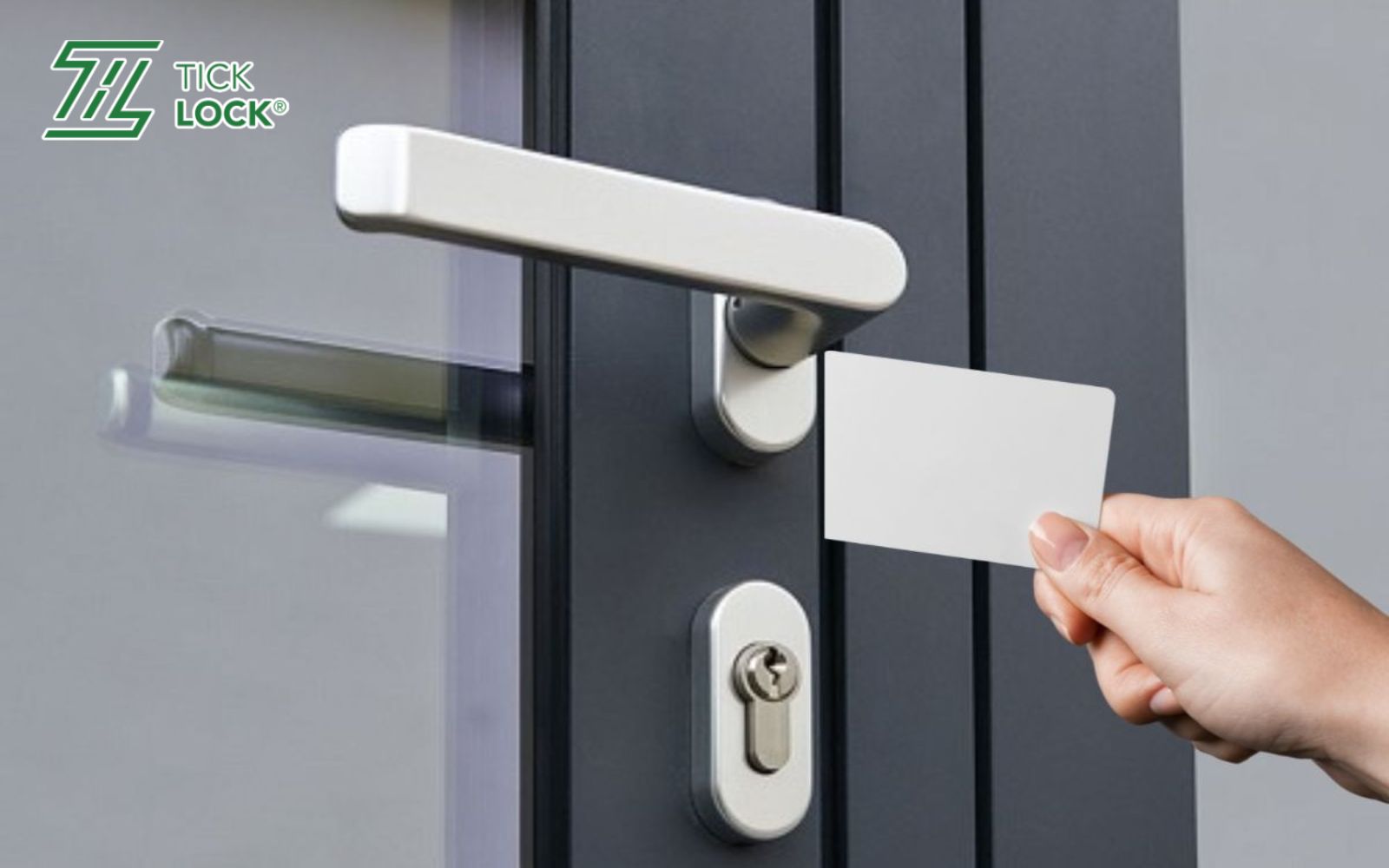Khắc phục lỗi khóa cửa nhôm bị kẹt bằng thẻ cứng