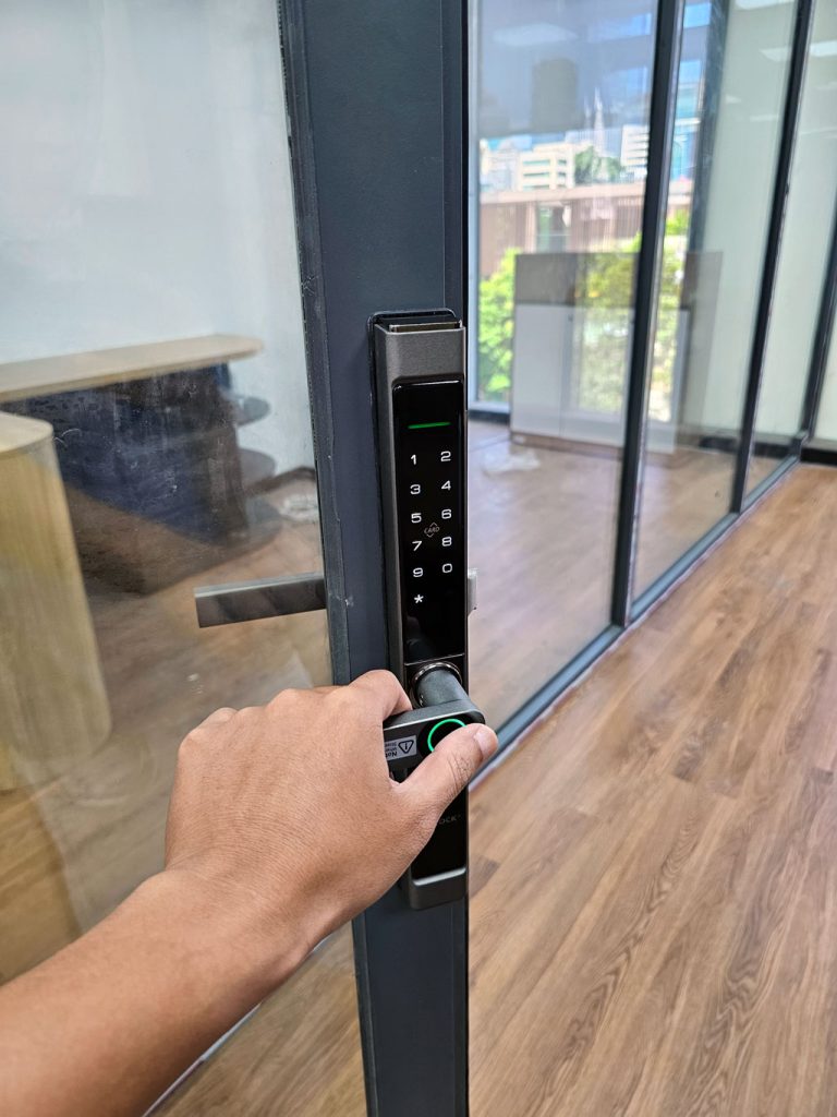 Hình ảnh thực tế khóa cửa thông minh TICKLOCK AD8801 titan pro version