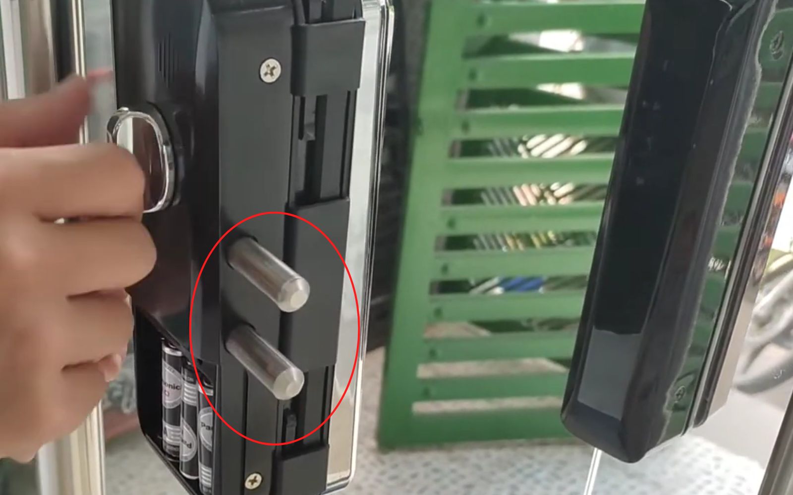 Kiểm tra lưỡi khóa sau khi lắp đặt khóa vân tay cho cửa kính Kiểm tra lưỡi khóa sau khi lắp đặt khóa vân tay cho cửa kính