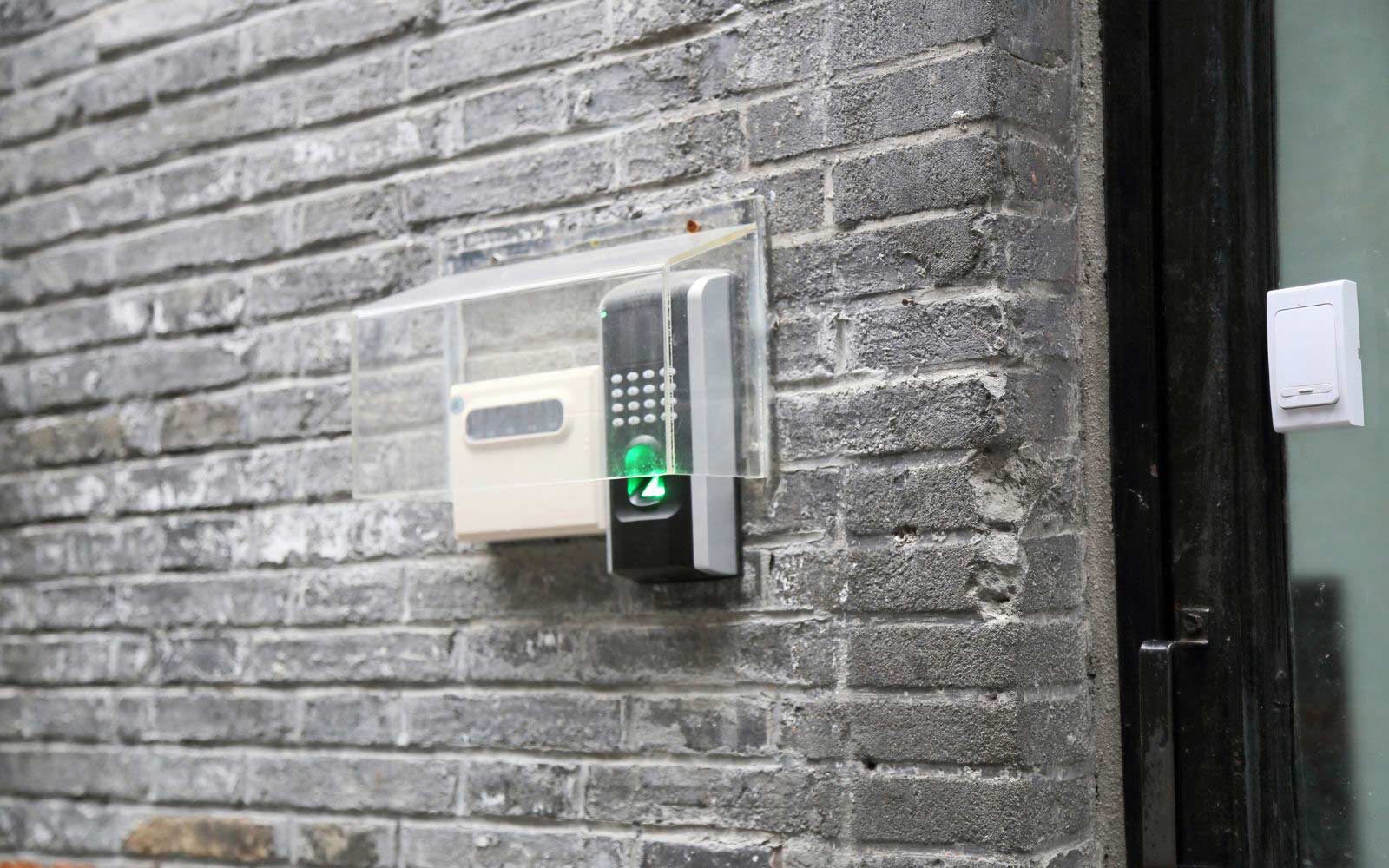 Một số kinh nghiệm sử dụng khóa vân tay khỏi tác động của trời mưa