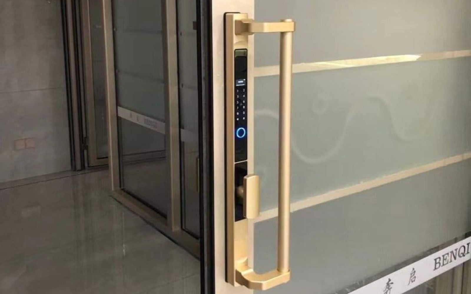 Hình ảnh lắp đặt khóa thông minh vân tay tại Quận 5