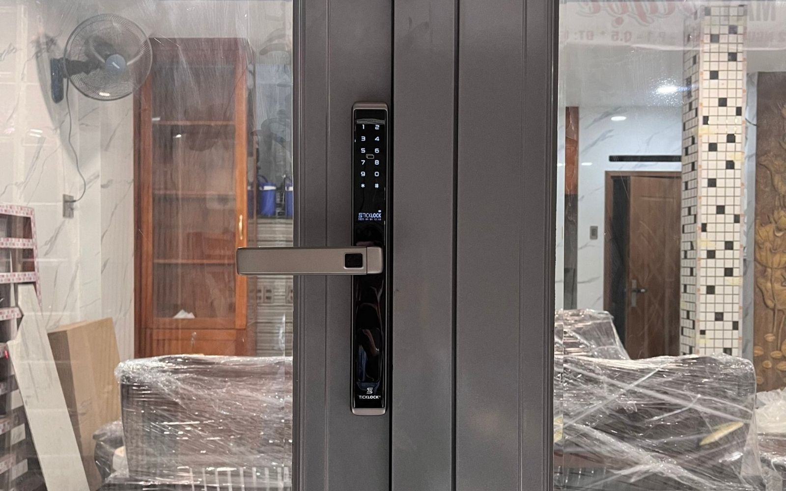 Lắp khóa vân tay 11 cửa nhôm kính