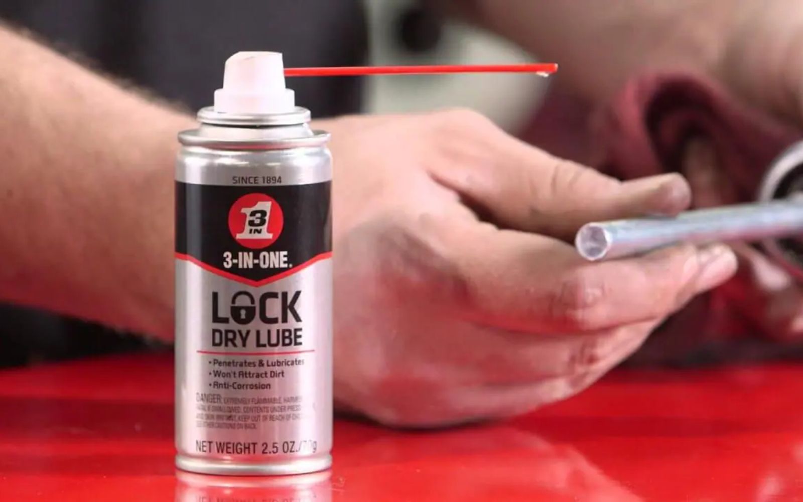 Sử dụng dầu bôi trơn để mở khóa tay gạt bị kẹt