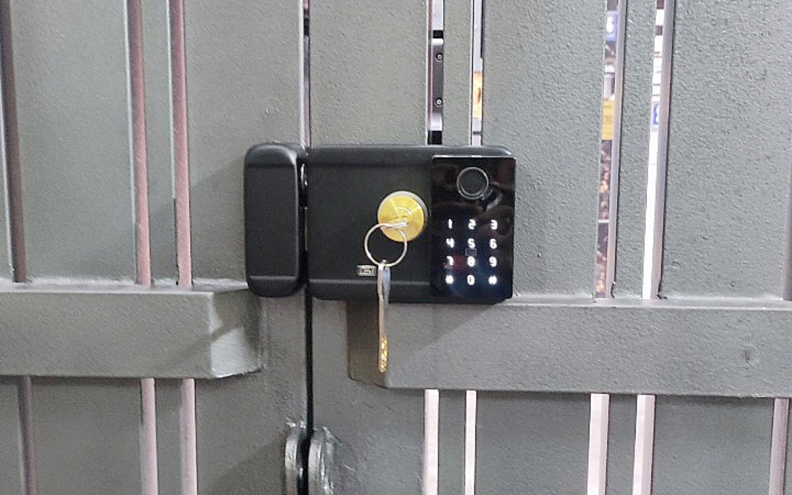 Có lắp khóa vân tay cho cổng sắt được không?