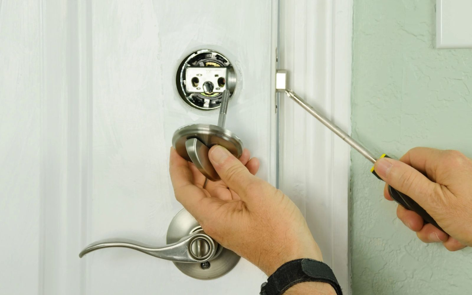 Sử dụng tuốc nơ vít để xử lý 