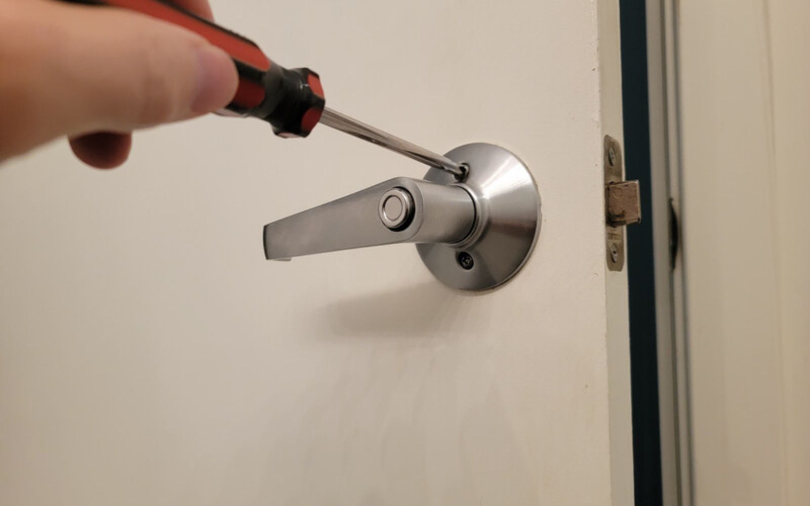 Kiểm tra bộ phận tay gạt của khóa