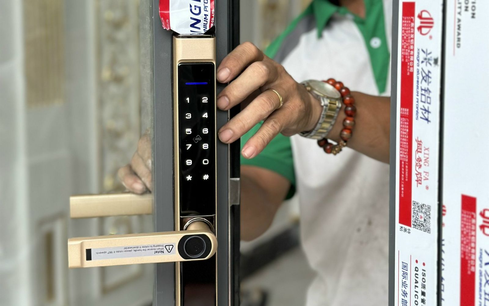 Bước 3: Lắp đặt phần thân và tay cầm