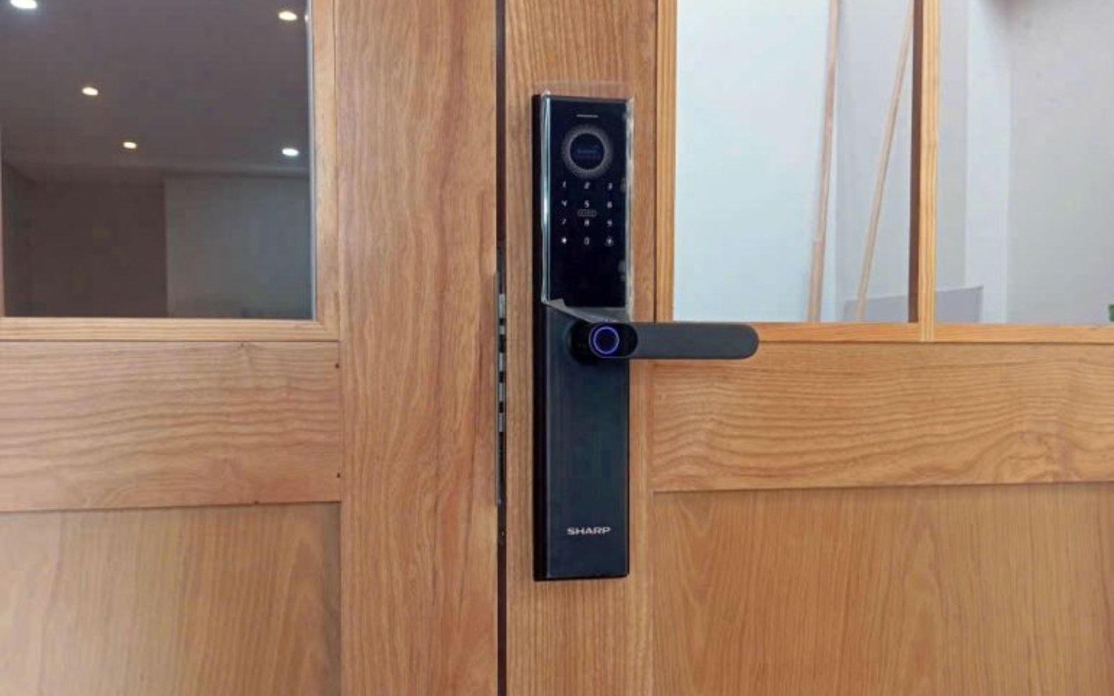 Lắp đặt khóa cửa thông minh Sharp cho cửa gỗ