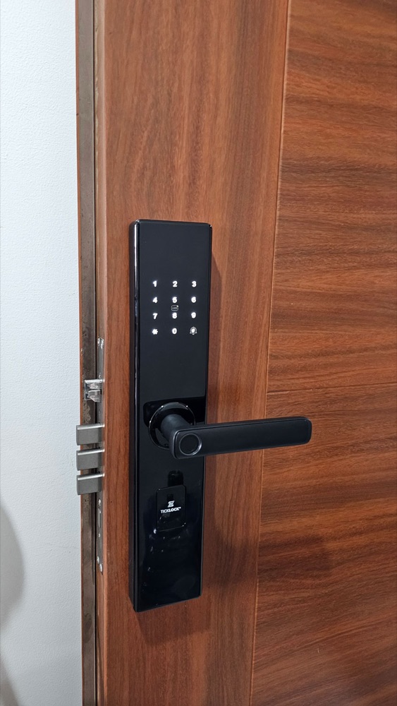 TICKLOCK Z13 lắp trên cửa gỗ căn hộ cho thuê