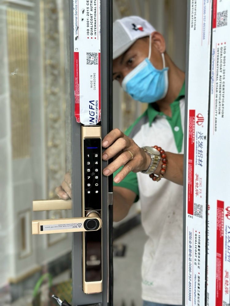 Kỹ thuật viên lắp TICKLOCK AD8801 lên cửa nhôm