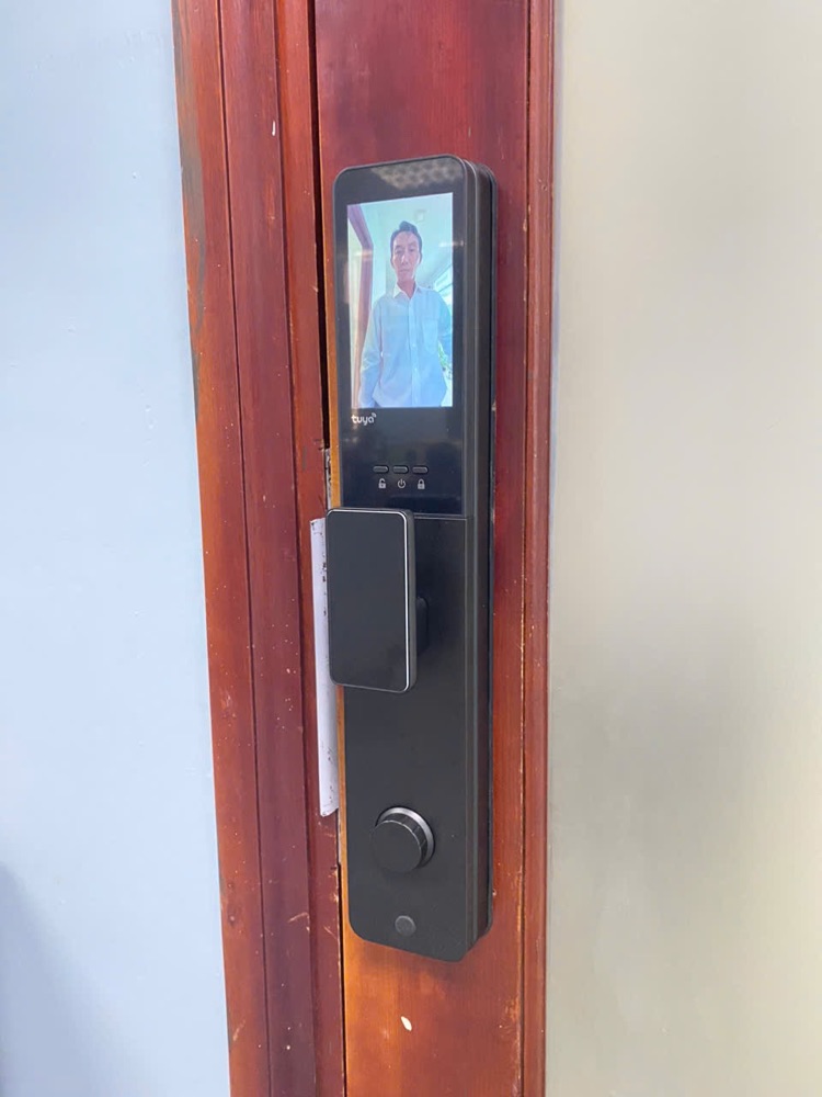 TICKLOCK DL01 nhận diện khuôn mặt lắp trên cửa gỗ