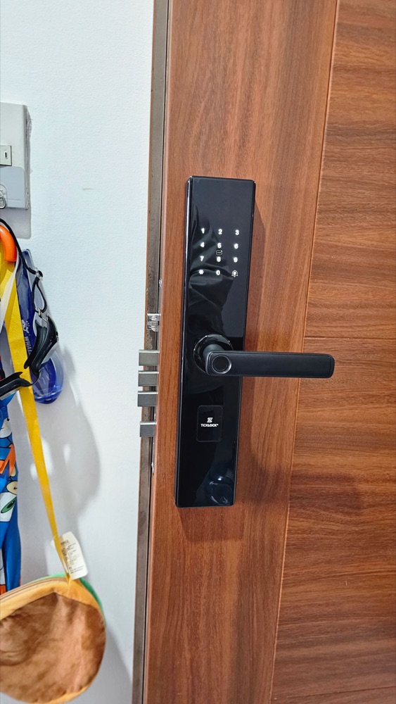 TICKLOCK Z13 vừa lắp xong trên cửa gỗ