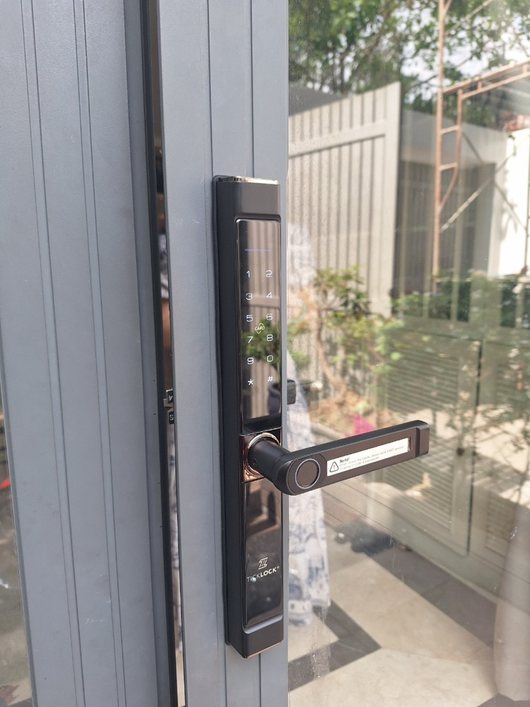 TICKLOCK AD8801 lắp trên cửa nhôm