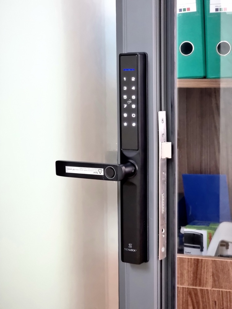 TICKLOCK AD106 lắp trên cửa nhôm Xingfa