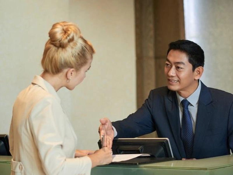 Lễ tân xác minh giấy tờ khi khách làm mất thẻ phòng khách sạn